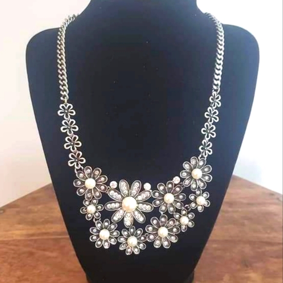 Beautiful Antique look Daisy and Bead necklace - Picture 1 of 3